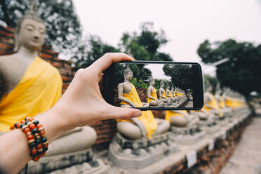 Thailand, Ayutthaya, Wat Yai Chai Mongkhon, Fotografieren von Buddha mit Smartphone - GEMF01991