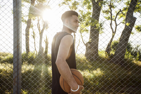 Junger Mann hält Basketball - CUF10414