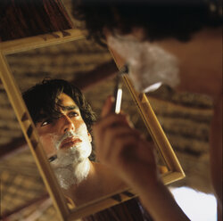 Spiegelbild eines sich rasierenden Mannes - CUF10416
