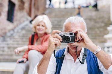 Älterer männlicher Tourist beim Fotografieren in Siena, Toskana, Italien - CUF10425