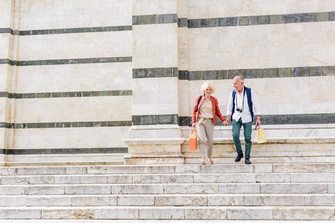 Touristenpaar auf der Treppe der Kathedrale von Siena, Toskana, Italien, lizenzfreies Stockfoto