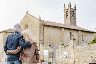 Rückansicht eines Touristenpaares mit Blick auf eine Kirche, Siena, Toskana, Italien - CUF10431