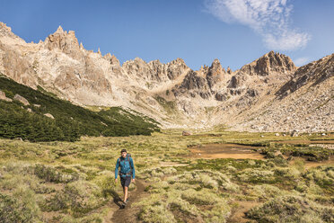 Männlicher Wanderer beim Trekking im Gebirgstal, Nahuel Huapi National Park, Rio Negro, Argentinien - CUF10455