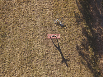 Reife Frau im Park, stehend in Yoga-Positionen, Schatten auf Gras werfend, Luftaufnahme - CUF10470