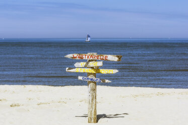 Niederlande, Domburg, Strand und Wegweiser - THAF02165