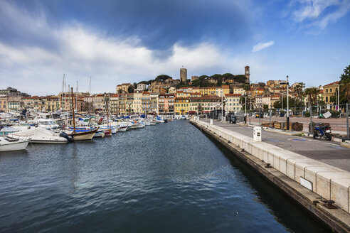 Frankreich, Cannes, Blick auf die Altstadt Le Suquet von Le Vieux Port - ABOF00355