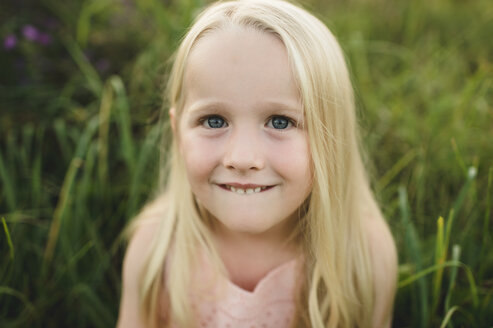Porträt eines blondhaarigen Mädchens, das lächelnd in die Kamera schaut - CUF10573