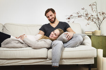 Schwangere Mid Adult Paar entspannt auf Sofa - CUF10581