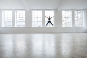 Frau auf der Fensterbank im Tanzstudio - CUF10635