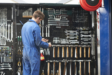 College-Mechaniker-Student wählt Schraubenschlüssel aus Reparatur-Werkzeugsatz - CUF10636