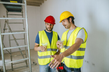 Two workers talking at work while drinking coffee - KIJF01931