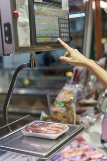 Metzgerin wiegt Wurst auf einer Waage - AFVF00464