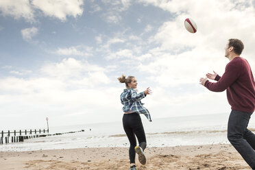 Vater und Tochter spielen Rugby am Strand - CUF10703