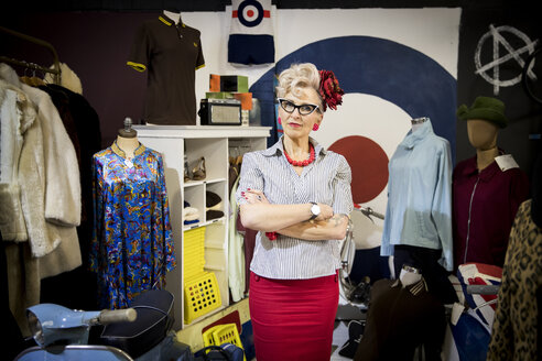 Portrait of quirky vintage mature woman in vintage clothes shop - CUF10789