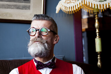 Porträt des stilvollen schrulligen älteren Mannes Vintage-Café - CUF10814