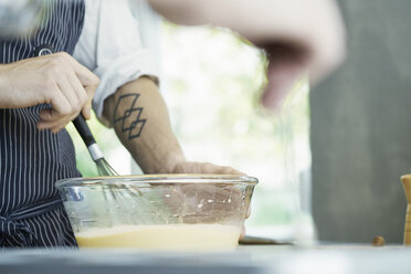 Chefkoch mit Schneebesen im Mixtopf, mittlerer Teil - CUF10823