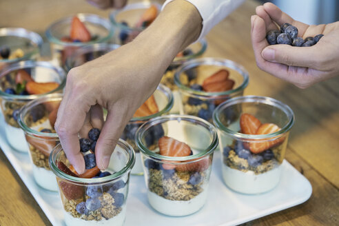 Koch bei der Zubereitung von Beeren-Desserts, Nahaufnahme - CUF10837