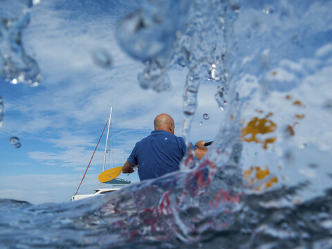 Rückansicht eines Kajakfahrers, Ban Koh Lanta, Krabi, Thailand, Asien, lizenzfreies Stockfoto