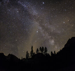 Deutschland, Bayern, Berchtesgadener Alpen, Milchstraße bei Nacht - HAMF00300