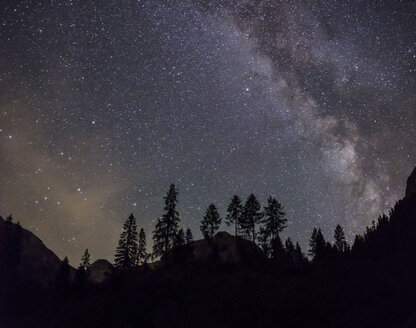 Deutschland, Bayern, Berchtesgadener Alpen, Milchstraße bei Nacht - HAMF00301