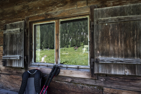 Deutschland, Bayern, Berchtesgadener Alpen, Wasseralm, Holzhütte, Rucksack und Wanderstöcke, lizenzfreies Stockfoto