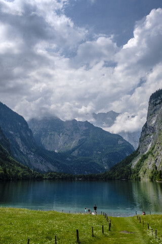Deutschland, Bayern, Berchtesgadener Alpen, Obersee und Watzmann, lizenzfreies Stockfoto
