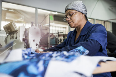 Näherin bei der Arbeit in einer Fabrik, Kapstadt, Südafrika - CUF10982