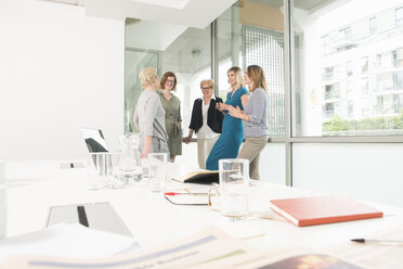 Geschäftsfrauen beim Treffen - CUF11101