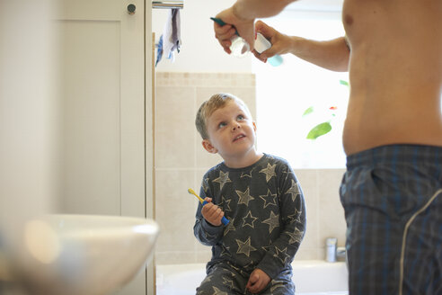 Junge im Badezimmer mit Vater bei der Vorbereitung zum Zähneputzen - CUF11112