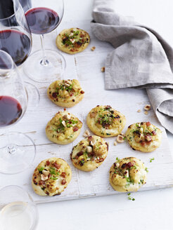 Mini-Pizzen mit geröstetem Blumenkohl und Gorgonzola belegt, erhöhte Ansicht - CUF11131