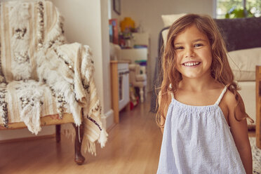 Porträt eines jungen Mädchens zu Hause, lächelnd - CUF11199