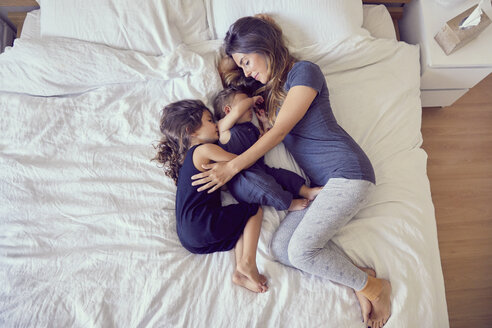 Mutter und zwei kleine Kinder, auf dem Bett liegend - CUF11204