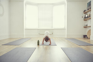 Junges Mädchen im Yogastudio, in Yogaposition - CUF11218