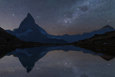 Das Matterhorn unter dem Sternenhimmel, Zermatt, Schweiz - CUF11253