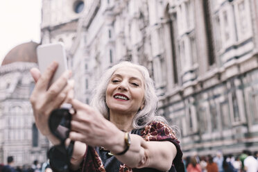 Stilvolle reife Frau macht Smartphone-Selfie in Florenz, Italien - CUF11275