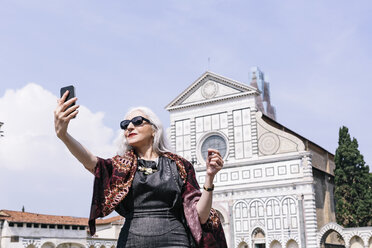 Stilvolle reife Frau macht ein Selfie vor der Kirche Santa Maria Novella, Florenz, Italien - CUF11280