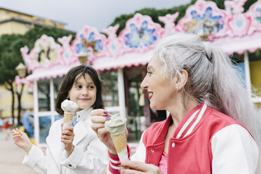 Ältere Frau und Mädchen essen Eiswaffeln vor einer Eisdiele, Florenz, Italien - CUF11282