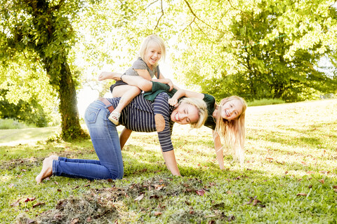 Mutter und Töchter genießen den Park, lizenzfreies Stockfoto