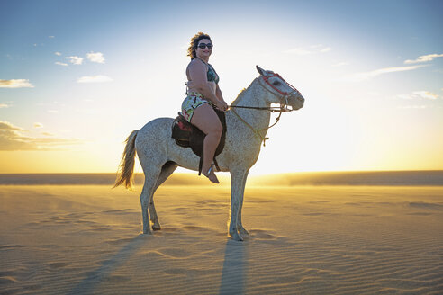 Frau auf Pferd am Strand, Seitenansicht, Jericoacoara, Ceara, Brasilien, Südamerika - CUF11351