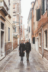 Porträt eines Paares auf der Straße, Venedig, Italien - CUF11365