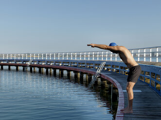 Schwimmer, der von der Strandpromenade taucht, Eastern Beach, Geelong, Victoria, Australien - CUF11373