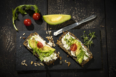 Onion bread with cream cheese, parma ham, avocado, rucola, thyme and tomato - MAEF12597