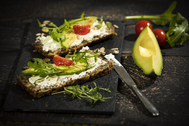 Zwiebelbrot mit Frischkäse, Parmaschinken, Avocado, Rucola, Thymian und Tomate - MAEF12598