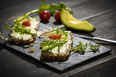 Zwiebelbrot mit Frischkäse, Parmaschinken, Avocado, Rucola, Thymian und Tomate - MAEF12599