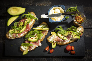 Onion bread with cream cheese, parma ham, avocado, rucola, thyme and tomato - MAEF12600