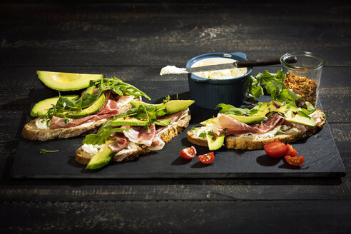 Zwiebelbrot mit Frischkäse, Parmaschinken, Avocado, Rucola, Thymian und Tomate - MAEF12601