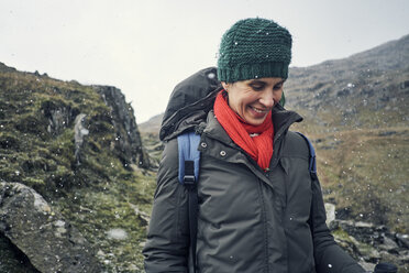 Wanderer auf Berg, Coniston, Cumbria, Vereinigtes Königreich - CUF11459