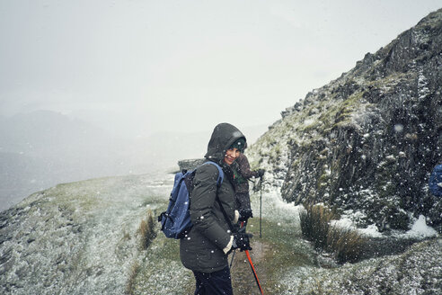 Wanderer auf dem Berg, Coniston, Cumbria, Vereinigtes Königreich - CUF11460