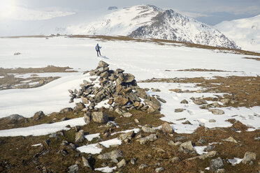 Wanderer auf schneebedecktem Berg, Coniston, Cumbria, Vereinigtes Königreich - CUF11461