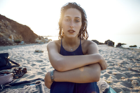 Porträt einer jungen Frau, die am Strand sitzt, Odessa, Ukraine - CUF11477